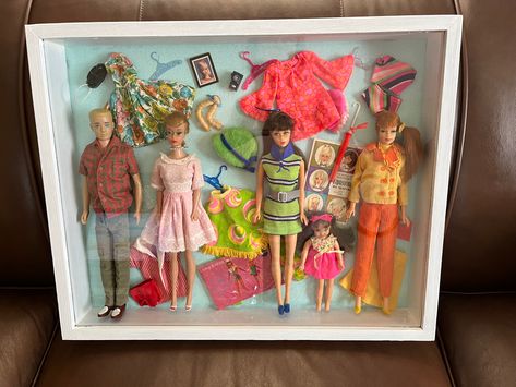 Display Dolls Ideas, How To Display Barbie Collection, Vintage Doll Display, Barbie Shadow Box Ideas, Doll Shadow Box Ideas, Shadow Box Art Dioramas, Barbie Collection Display, Barbie Display Ideas, Doll Display Ideas