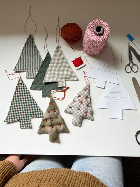 DIY Fabric Tree Ornaments - Bethany Lynne Makes Diy Fabric Xmas Ornaments, Diy Cloth Ornaments, Cardboard Christmas Tree Ornaments, Fabric Christmas Tree Ornaments Sew, Felt Christmas Tree Garland Diy, Fabric Stuffed Christmas Tree, Homemade Fabric Ornaments, Fabric Christmas Decorations Diy, Diy Sewn Ornaments