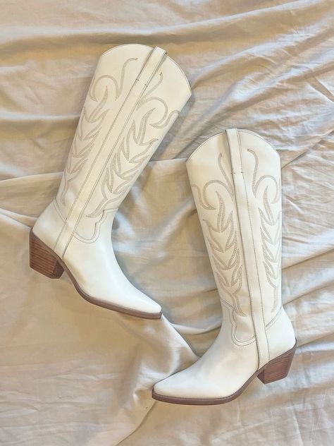 White Boots Cowboy, High Heel Western Boots, Whote Boots, Fearless Costume, Farm Wardrobe, White Cow Girl Boots, Conformation Ideas, Cowboy Boots Aesthetic, Cowboy Boots White