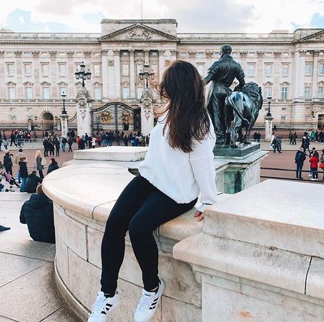 There’s a new Queen Elizabeth in town 👑 I love visiting castles when I travel! Buckingham Palace is so beautiful, and I love exploring the gardens around it - St James is my favorite! Hope your week is off to a great start! 💕 Buckingham Palace Photo Ideas, Buckingham Palace Instagram, Palace Painting, London Ideas, Musical London, London Activities, London Sights, Travel Pose, Moonlight Photography