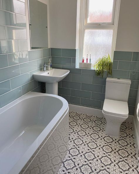 Meg & Ollie on Instagram: “Happy Friday! The flooring was all fitted a week ago, but I definitely still find myself wondering around the rooms just taking it all in…” House Bathroom Ideas, Terrace Bathroom, Clawfoot Tubs, Toilet Room Decor, Small Bathroom Layout, New House Bathroom, Diy Bathroom Makeover, Small Terrace, Small Space Bathroom