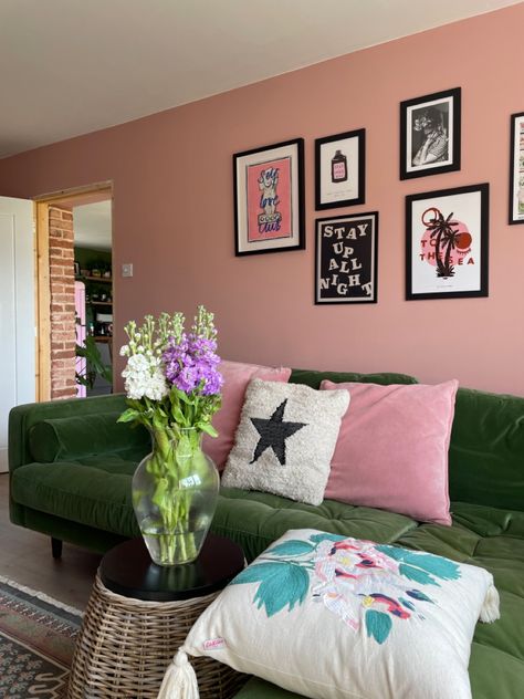 Pink Green Beige Living Room, Pink Green Gray Living Room, Colourful House Interior Design, Pink And Green Living Room Aesthetic, Pink Living Room Green Sofa, Pink Walls Green Furniture, Green Sofa Pink Rug, Green Couch Pink Walls, Living Room Green And Pink