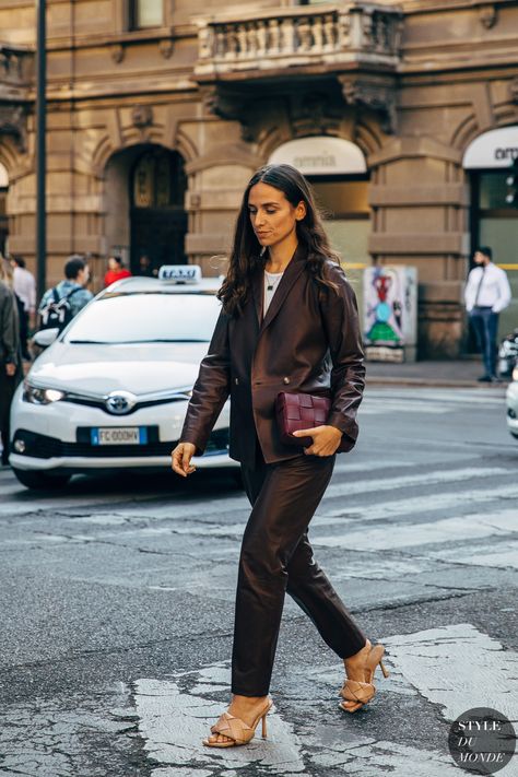 Erika Boldrin, Leather Street Style, 2020 Street Style, Brown Leather Pants, Reportage Photography, Hadid Style, Street Look, Street Style Inspiration, Fashion Weeks