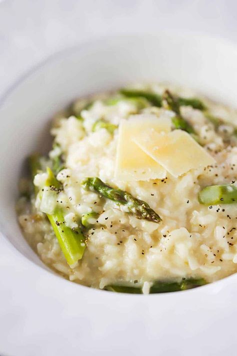 A close-up view a large white bowl filled with slow cooker asparagus risotto. Slow Cooker Asparagus, Crockpot Risotto, Risotto Recipes Easy, Asparagus Risotto, How To Make Risotto, Resep Smoothie, Cooking Rice, Superfood Recipes, Risotto Recipes