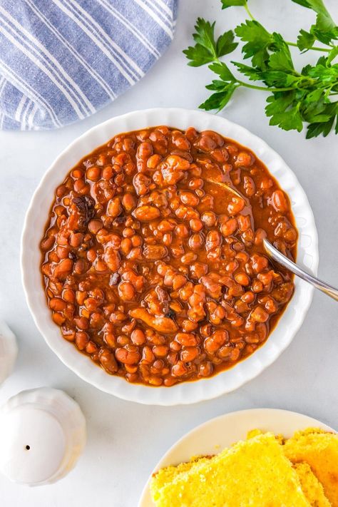 This Slow Cooker Boston Baked Beans recipe is everything baked beans should be: thick, saucy, savory with a touch of sweet. Come see how I made the classic Boston Baked Beans recipe easier by making it in the slow cooker! Restaurant Style Refried Beans Recipe, Restaurant Style Refried Beans, Boston Baked Beans Recipe, Crockpot Refried Beans, Instant Pot Refried Beans, Homemade Baked Beans Recipe, Slow Cooker Baked Beans, Refried Beans Recipe, Baked Beans Recipe