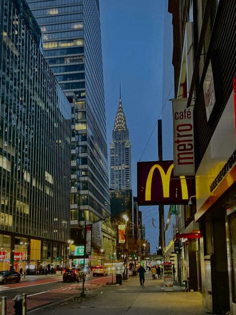 New York Mcdonalds, Nyc Christmas Wallpaper, Wallpaper Portrait, Nyc Christmas, Old Apartments, Wedding Spain, Christmas Photography, Italy Wedding, Winter Christmas