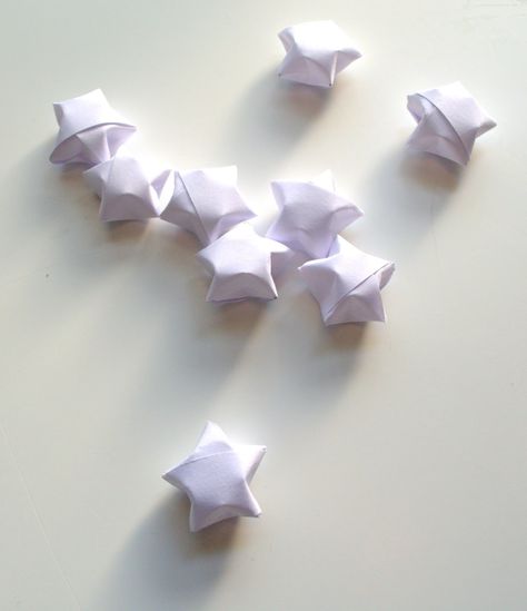 Last DIY of 2014! Make these cute little origami stars for the christmas table....or fireproof them and use to jazz up the LED lights on yor christmas tree! This post includes both instructions on fireproofing paper as well as how to make the stars!!!  #DIY #origami #paper #stars #fireproof #christmas #decoration #decornostalgiecat: Small decorative Origami paper stars... Make Paper Stars, Origami Paper Stars, Handmade Cards For Boyfriend, Stars For Christmas, Folded Paper Stars, Small Origami, Paper Template Free, Marbleized Paper, Fairy Garden Crafts