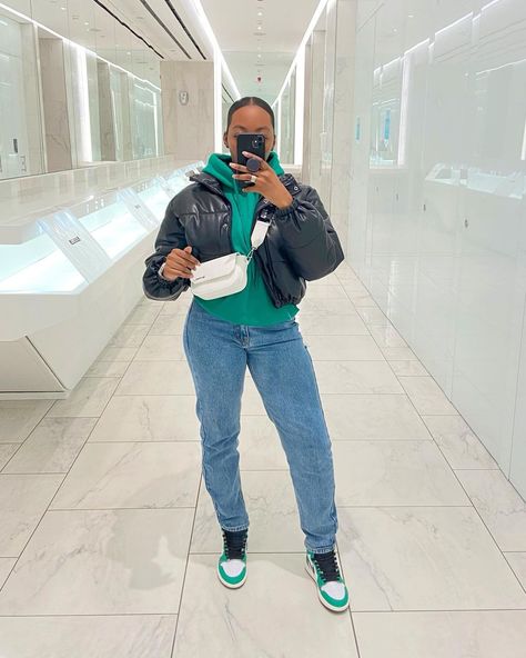 Lucky Green Jordan 1 Outfit, Black Jordan 1 Outfit Women, Green Jordan 1 Outfit, Outfit With Jordan 1, Lucky Green Outfit, Lucky Green Jordan 1, Sports Day Outfit, Colour Coordination, Shoe Outfits