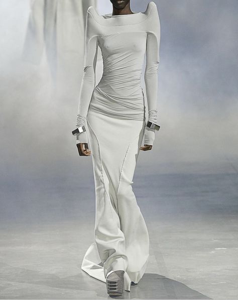 Woman In White, Futuristic Fashion, Cooler Look, Mode Inspo, Runway Collection, Mode Inspiration, Fashion Killa, Santa Monica, Rick Owens