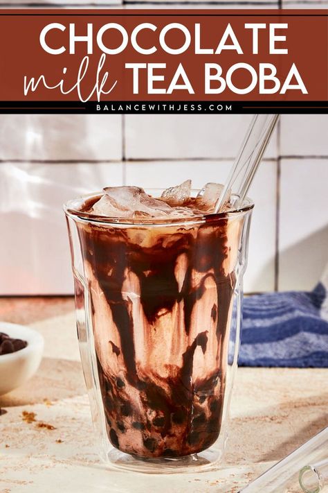 Looking for an easy diy boba tea recipe? Try this chocolate milk tea boba! With chewy tapioca pearls, classic black tea and homemade chocolate milk, this refreshing drink is perfect for summer, kids and a party. Diy Boba Tea, Homemade Chocolate Milk, Chocolate Milk Tea, Homemade Bubble Tea, Milk Tea With Boba, Diy Boba, Milk Tea Boba, Boba Tea Recipe, Boba Pearls