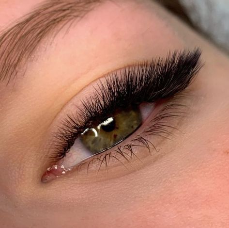 Look at this 𝘥𝘳𝘦𝘢𝘮𝘺 𝘴𝘦𝘵 created by the incredibly talented Lash Queen that is @peace_lash 😍👏⁣⁠ ⁠ This winged eyeliner look has been created using a mix of B and L curls ⚡️ We think this might be our fave lash curl combination to date... 🤤⁠ L curl is the new curl on the block!⁣⁣⁣⁣⁣ 🔥⁠ ⁠ It's VERY popular for creating a cat eye or eyeliner effect 😻⁠ ⁠ TOP TIP ✅ L curl is perfect for clients with deep set eyes⁣. 👁⁠ Eyeliner Effect Lash Extensions, Lash Shapes, Lash Station, Cat Eye Lash Extensions, Winged Eyelashes, Volume Russe, Evening Eye Makeup, Eye Lash Extensions, Lashes Tutorial