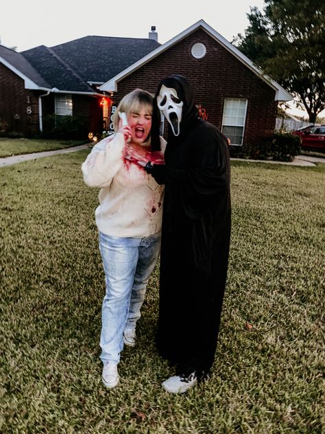 casey & ghostface costume :) Couples Costumes Ghostface, Ghostface And Drew Barrymore Costume, Halloween Costume Couple Scary, Ghost Face And Sidney Costume, Ghost Face Couples Costume, Scream And Casey Costume, Ghost Face And Victim Costume, Casey Scream Costume, Ghostface And Casey Costume