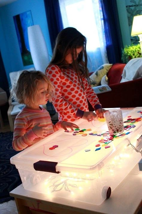 Diy Light Table, Vetenskapliga Experiment, Christmas Lights Inside, Heart Suncatcher, White Christmas Lights, Diy Light, Aktivitas Montessori, Reggio Emilia, Sensory Activities