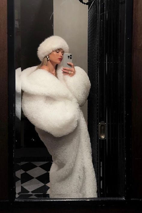 инсайты / отзывы на книги / духовность / практики 🌀 Big Fur Coat, Street Style Women Fall, Fur Outfit, Fur Coat Outfit, White Fur Coat, Mob Wife, Fur Coats Women, Winter Fits, White Fur