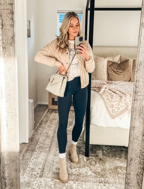 Cream Colored Chelsea Boots Outfits, Ankle Boots With Socks And Jeans, Tan Boots Dress, Howler Boot Outfits, Fall Outfits Beige Boots, Outfits With Beige Combat Boots, Light Color Boots Outfit, Beige Booties Outfit Winter, Light Colored Chelsea Boots Outfit