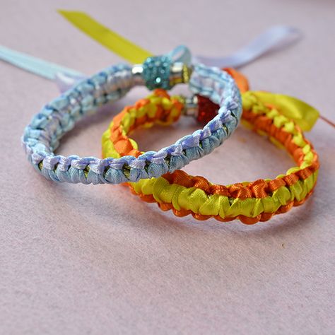 Do you like ribbon bracelets? Today I will show you a couple of braided ribbon bracelets, hope you will like! Ribbon Bracelet Ideas, Ribbon Bracelets Diy Simple, Ribbon Bracelet Diy, Bracelet With Ribbon, Friendship Band, Shoebox Ideas, Braided Ribbon, Chevron Friendship Bracelets, Diy Friendship Bracelet