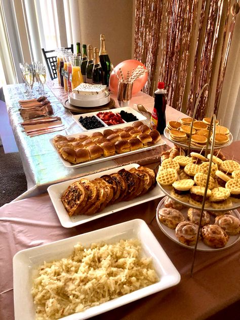 Mimosa Brunch Food Ideas, Mimosa And Breakfast Bar, Bachelorette Welcome Drinks, Mimosas And Brunch, Galentine Brunch Table, Galentines Brunch Mimosa Bar, Brunch Ideas Bachelorette, Rose Gold Brunch Decor, Muffins And Mimosas Party