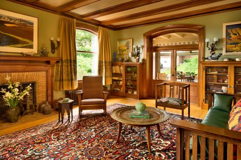 Gentle Stewards for a 1908 House | Arts & Crafts Homes and the Revival Living Room Classic Design, Craftsman Style Living Room, Arts And Crafts Living Room, Craftsman Living Rooms, 1920s Kitchen, Craftsman Interiors, 1920s Decor, Craftsman Living Room, Arts And Crafts Interior Design