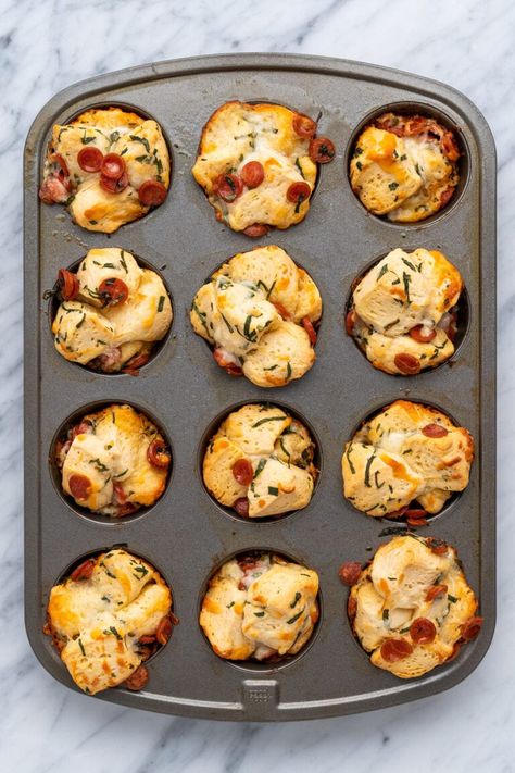 Using Canned Biscuits, Pizza Muffins Recipe, Grand Biscuit Recipes, Pillsbury Biscuit Recipes, Pizza Poppers, Pepperoni Pizza Bites, Pizza Cups, Biscuit Pizza, Pizza Muffins