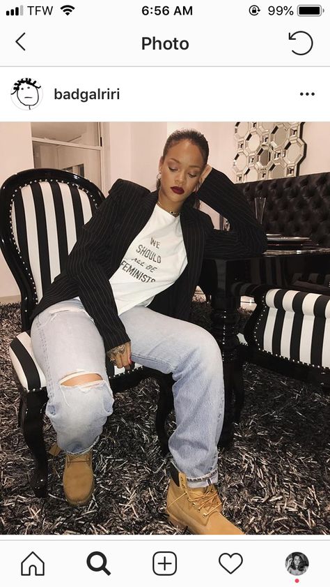 Rihanna timberlands ripped jeans style Looks Hip Hop, Looks Rihanna, Mode Rihanna, Mode Kylie Jenner, Rihanna Outfits, Rihanna Looks, Feminist Tees, Rihanna Riri, Celebrity Casual Outfits