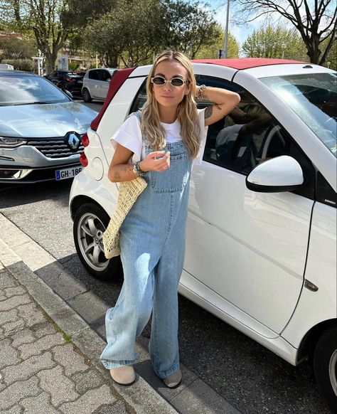 Spring Minimalist Outfit, Summer Birkenstock, What To Wear With Overalls, Style Salopette, Market Outfit, Farmers Market Outfit, Style Overalls, Outfit Denim, Knit Bag