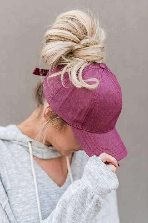 Messy Bun Hairstyles That’ll Still Have You Looking Polished - Southern Living Cute Messy Hairstyles, Cap Hairstyles, Fesyen Rambut, Easy Bun Hairstyles, Tomboy Chic, Messy Buns, Shoulder Hair, Low Maintenance Hair, Life Book