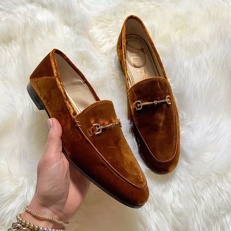 Velvet Loafers Women, Flat Loafers Outfit, Loafers Outfit, Profile Silhouette, Velvet Flats, Velvet Loafers, Velvet Material, Toe Designs, Sam Edelman Shoes