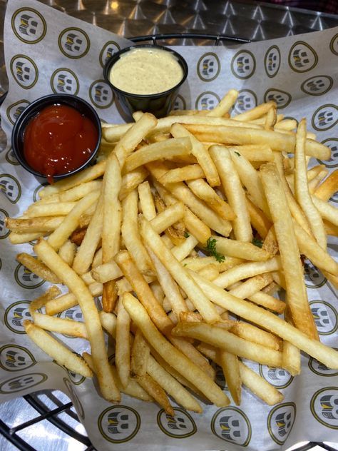 French fries French Fries Aesthetic, Fries With Ketchup, Salty Food, Map Sketch, Mac And Cheese Bites, Fried Chips, Homemade French Fries, Fast Foods, Pregnancy Cravings