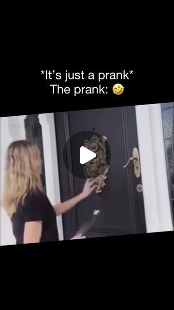 Funny Pranks 🤣 on Instagram Halloween Scares Pranks, Pranks On Coworkers, Pranks To Pull On Friends While Sleeping, Halloween Pranks For Adults, Funny Pranks To Pull On People, Best Pranks Ever Hilarious, Funny Halloween Pranks, I Feel Good Prank, Funny Scary Videos