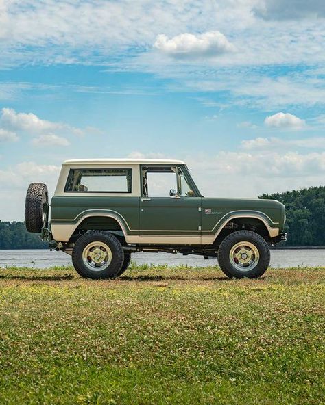 Gateway Bronco on Instagram: "Coyote Edition™ Gateway Bronco in Matte Green with painted Ranger stripes and a Wimbledon White hard top. A bespoke built, one-of-one livery only from Gateway Bronco.  #gatewaybronco #dreamstodriveways #fordbronco #earlybronco #classicbronco #classicford #vintagebronco #classiccars #dreamcar #vintageford" Ford Bronco Custom, Bronco Custom, Vintage Bronco, New Bronco, Classic Bronco, Early Bronco, Classic Ford Broncos, Dream Cars Jeep, Matte Green