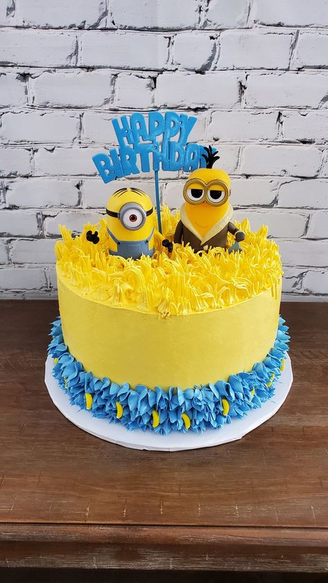 Sponge vanilla cake filled with Dulce de Leche 😋 Minions Bday Cake, Minion Buttercream Cake, Simple Minion Cake, Diy Minion Cake, Despicable Me Birthday Cake, Minion Birthday Cake Ideas, Minion Cakes Birthday Boys, Boys Cakes Birthday, Birthday Cake For Kids Boy