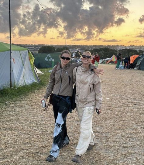 lila moss with stella jones at the glastonbury festival Festival Outfits Glastonbury, Lila Moss Glastonbury, Lost Village Festival Outfit, Glastonbury Outfits 2024, Glastonbury Aesthetic, Kate Moss Glastonbury, Glastonbury Festival Outfit, Festival Outfit Rain, Rainy Festival Outfit