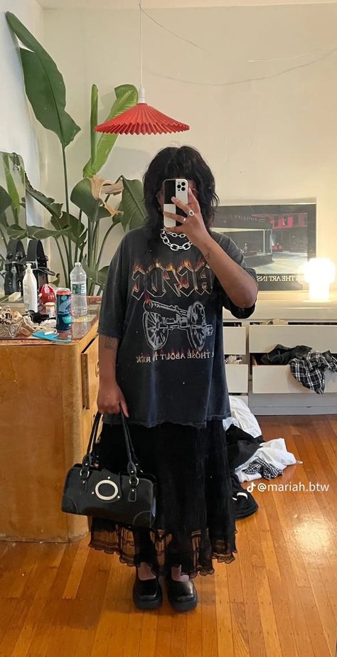 Flowy Skirt Tshirt Outfit, Oversized Shirt And Long Skirt, Black Oversized Tshirt Outfit Korean, Long Black Lace Skirt Outfit Ideas, Spring Oversized Outfits, Long Skirt Outfits With Tshirt, Oversized Tshirt Skirt Outfit Korean, Midi Skirt With Oversized Shirt, T Shirt With Maxi Skirt Outfit