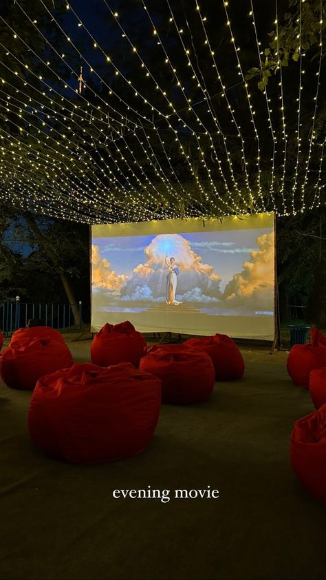 Cinema Outdoor Ideas, Outdoor Cinema Backyard, Rooftop Movie, Open Cinema, Pop Up Cinema, Outdoor Movie Party, Doors Movie, Outside Movie, Outdoor Movie Theater