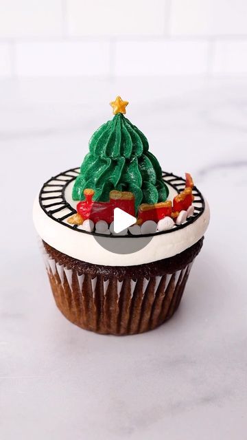 Polar Express Cupcake Ideas, Polar Express Cupcakes, Train Cupcakes, Polar Express Train, Cupcake Pictures, Pretty Cupcakes, Cake Online, Christmas Train, Polar Express