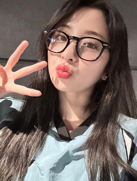 Yunjin Kim, Blue Flames, Yu Jin, Twitter Update, I Love Girls, Girl Icons, My Only Love, Kpop Girl Groups, Kpop Idol