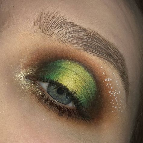 Earth Element Makeup Looks, Earth Witch Makeup Ideas, Fae Aesthetic Eye Makeup, Forest Queen Makeup, Mother Nature Makeup Looks, Earth Tone Eye Makeup, Earth Toned Makeup, Forest Themed Makeup, Earth Inspired Makeup