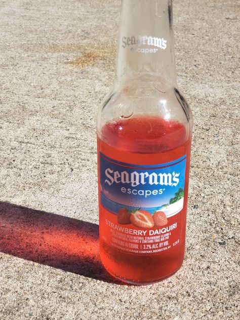 Seagrams Drinks, Cruel Summer, Strawberry Daiquiri, Alcohol Aesthetic, Daiquiri, Summer Parties, Kate Moss, Dish Soap Bottle, Food Lover