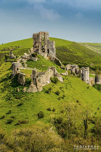 Corfe Castle Corfe Castle, Chateau Medieval, Dorset England, English Castles, Abandoned Castles, Manor Houses, Castle Ruins, Beautiful Castles, A Hill