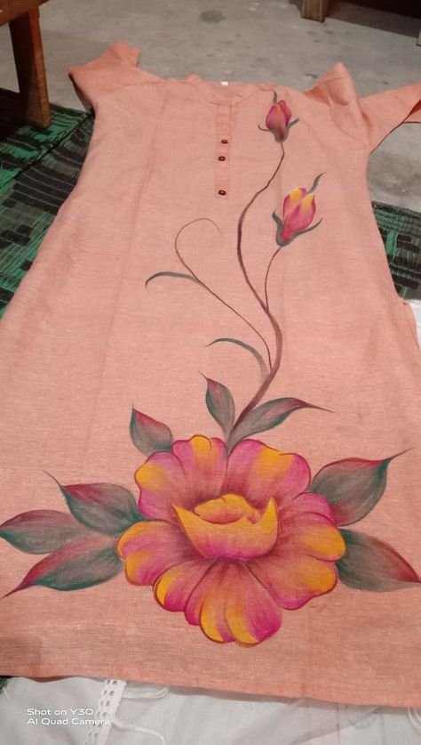 Hand Painting On Fabric Design Kurti, Painting On Kurtis Fabrics, Fabric Painting Kurti Design, Kurti Painting Ideas, Fabric Painting On Clothes Kurti, Painting Ideas On Kurtis, Kurti Painting Design, Fabric Painting Ideas On Kurtis, Saree Painting Designs Hands