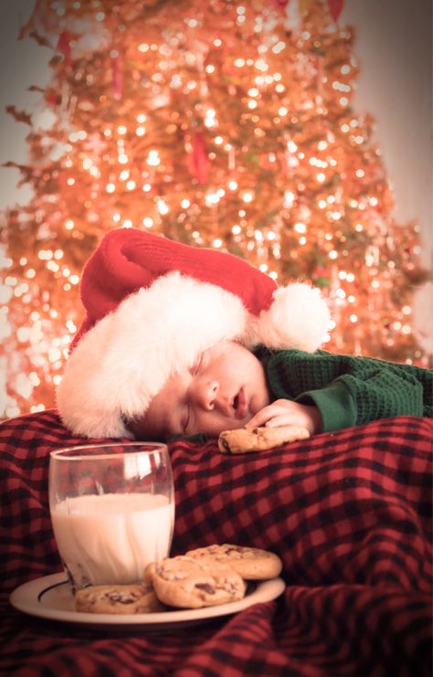 Holiday Baby Pictures, Newborn Christmas Pictures, Christmas Photoshoot Ideas, Baby Christmas Photography, Newborn Christmas Photos, Christmas Baby Pictures, Foto Kids, Baby Milestones Pictures, Baby Christmas Photos