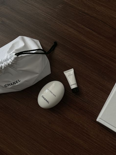 Chanel La Creme Main, Chanel Make Up Bag, Chanel Beauty Aesthetic, Chanel Creme, Aesthetic Chanel, Romanticized Life, Aesthetic Products, Chanel Aesthetic, Clean Fits