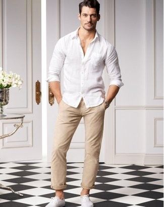 Look de David Gandy: Camisa de Manga Larga Blanca, Pantalón Chino Beige, Zapatillas Plimsoll Blancas, Reloj Plateado White Shirt Dress Outfit, White Plimsolls, Beige Hose, Jean Beige, Beige Chinos, Shirt Dress Outfit, White Dress Shirt, Beige Pants, American Denim