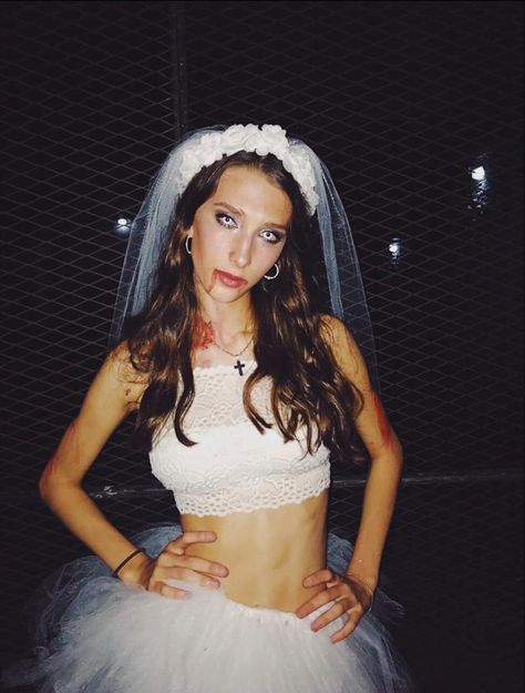 Make Up Novia, Dead Bride Costume, Halloween Bride Costumes, Halloween Fx, Zombie Wedding, Zombie Halloween Costumes, Dead Bride, Easy Halloween Party, Bride Costume