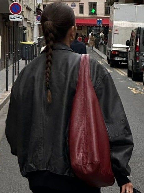 Red Hobo Bag, Red Vintage Bag, Leather Purse Aesthetic, Fall Bags 2024, Red Purse Aesthetic, Red Shoulder Bag Outfit, Leather Bag Aesthetic, Red Bag Aesthetic, Dark Red Purse