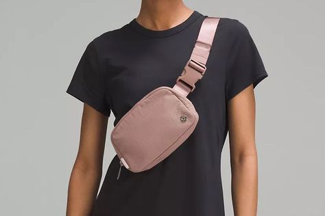 Crossbody Bags to Carry This Summer, According to TikTok Cross Bag Outfit, Crossbody Bags 2023, Bag Outfit Ideas, Best Crossbody Bags, Bag Outfit, Italian Leather Bags, Designer Crossbody, Cross Bag, Chain Crossbody Bag