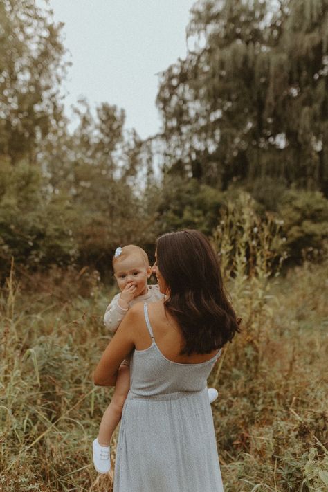 Single Mum Photoshoot, Cute Mom Pictures, Mom Poses Photography, Single Mom Family Photo Ideas, Mommy And Me Photo Shoot 8 Month Old, Mother’s Day Photoshoot With Baby, Mom And Baby Outdoor Photoshoot, Mom And Baby Girl Photoshooting, Mom And Baby Poses Photo Ideas