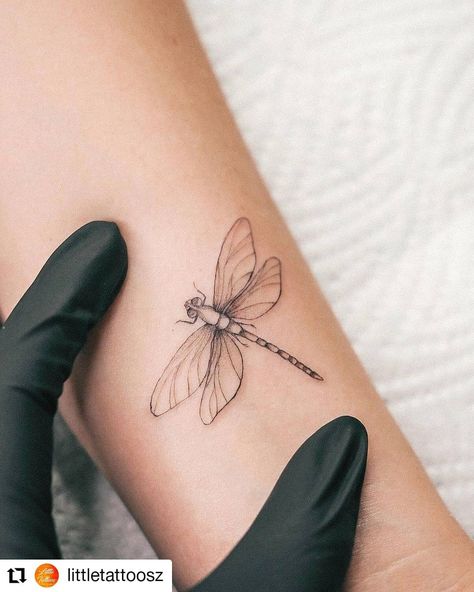 Womens Dragonfly Tattoo, Dragonfly Tattoos For Women, Small Dragonfly Tattoo, Flying Tattoo, Dragonfly Tattoo Design, Insect Tattoo, Elbow Tattoos, Geniale Tattoos, Dragonfly Tattoo