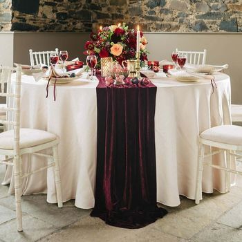 Burgundy Table Runner, Velvet Table Runner, Velvet Table, Decoration Evenementielle, Table Runners Wedding, Wedding Table Decorations, Burgundy Wedding, Linen Table Runner, Wedding Reception Decorations