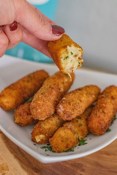 Classic Latin chicken croquettes that will impress your guests like no other appetizer will! How To Make Croquettes, Latin Cuisine Recipes, Dominican Appetizers, Savory Snacks For Party, Mexican Starters, Spanish Croquettes, Croquette Recipe, Ham Croquettes, Chicken Croquettes Recipe